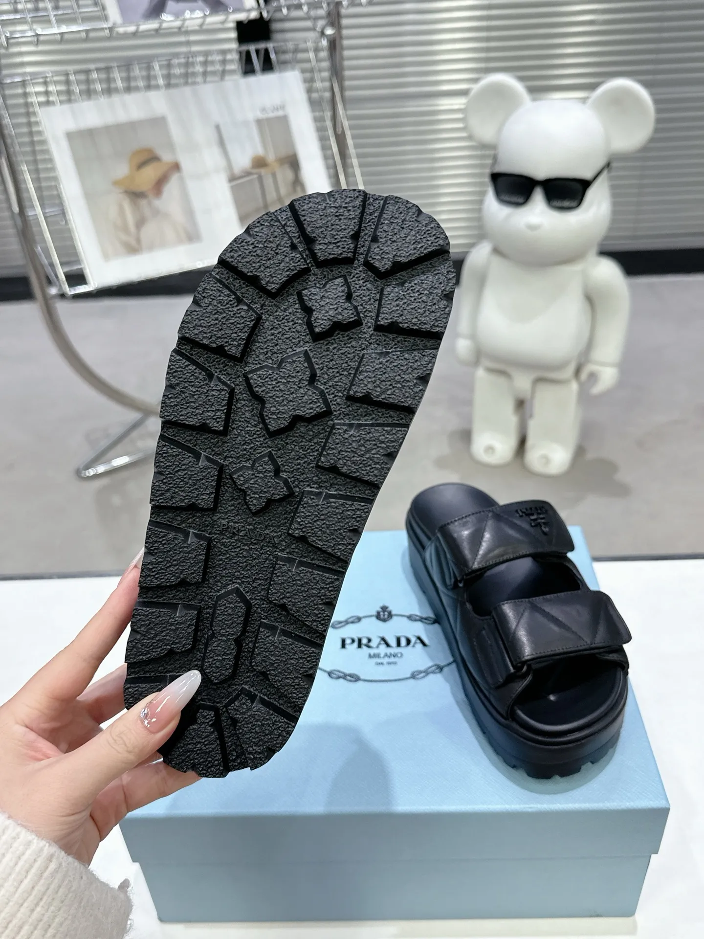 👟👟Ex-factory price 440👟👟 PRADA 2025 vs spring and summer popular sandals series... [Thick-soled double-button sandals] Original 1:1 customization, this year's most fashionable and popular retro British style, simple and elegant, all styles are good-looking, platform thick soles make you slimmer and taller, very comfortable, fashionable and versatile... Many Internet celebrities are on their feet. These platform round-toe thick-soled shoes are very popular this year. They can be worn (increased) for both leisure and leisure. ❶Material: Customized imported calf leather ❷Inner: Customized imported sheepskin ❸Outsole: Original molded ultra-light outsole ❹Sole thickness: 5.5cm ❺Number of yards: 35-40 ❻Packaging: Original full set of packaging ☀Color: Official website updated simultaneously